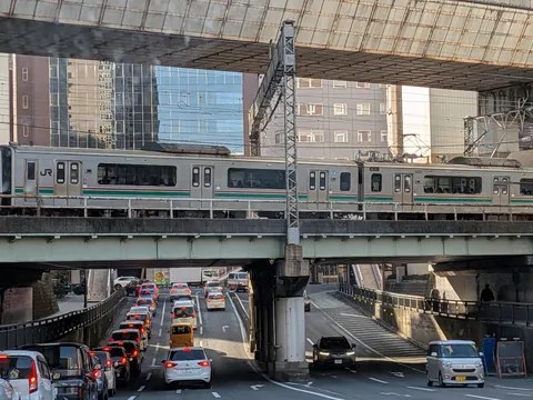 交差する日常、電車と車の群像