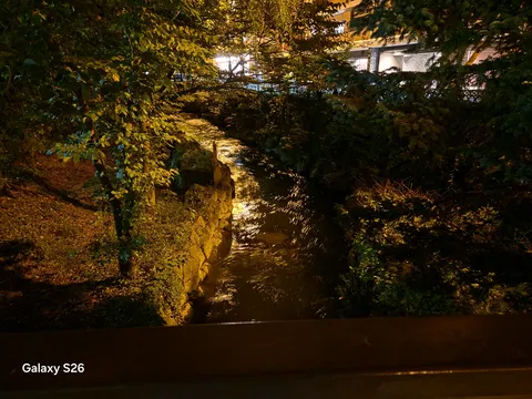 夜の水面に揺れる灯り