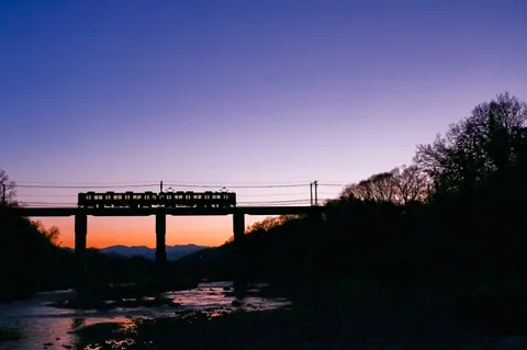 静寂を運ぶ夕暮れの列車