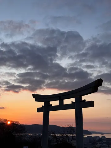 夕暮れの鳥居、光の旅路