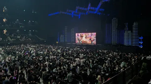 巨大スクリーンが彩る熱気の会場