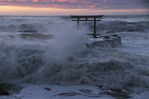 波頭と鳥居の夕暮れ