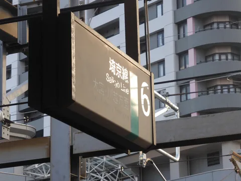 電車を待つ、都会の静寂