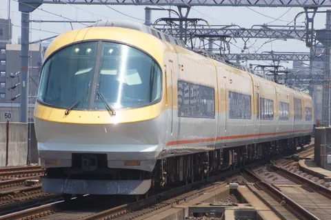 都会を駆け抜ける流線形電車