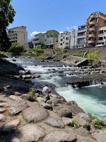 水音に包まれる都市の休日