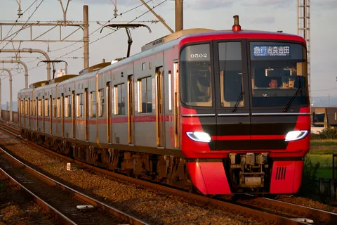 夕暮れに映える赤い列車