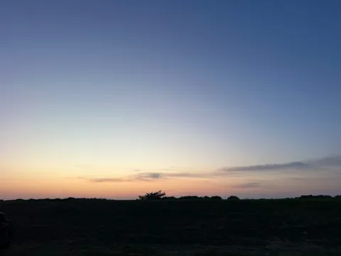 静寂に包まれた、空と大地のグラデーション