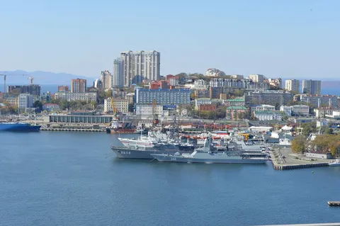 港湾都市の軍艦とビル群