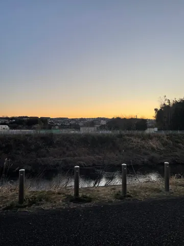 黄昏の川辺の静寂