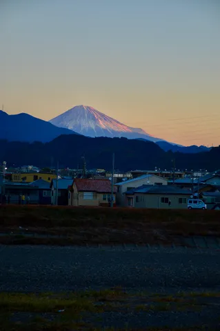 夕暮れの富士と町並み