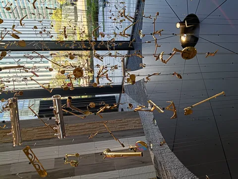 空間を彩る黄金の吊り飾り