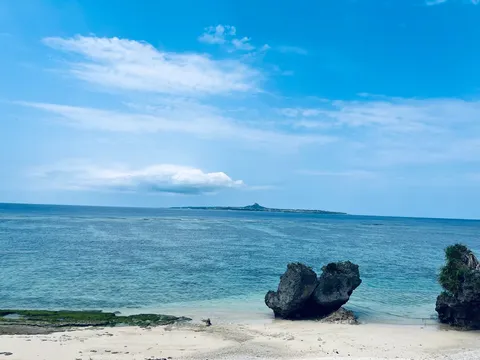 水平線に浮かぶ島と二つの岩