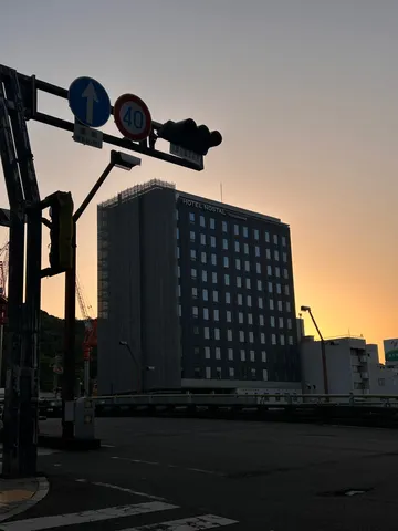 夕焼けに浮かぶホテルと街並み
