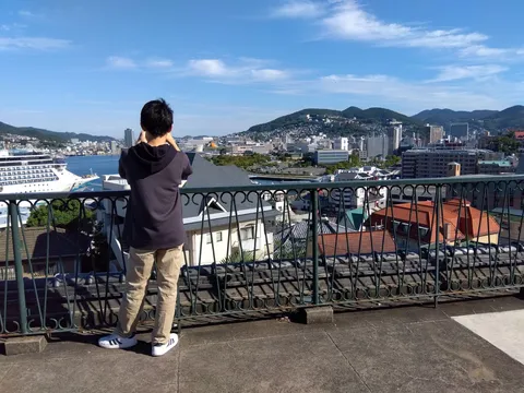 港町を望む青い視線