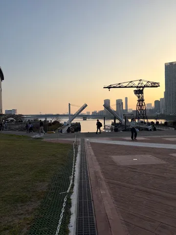 茜空と開く橋、都市の黄昏
