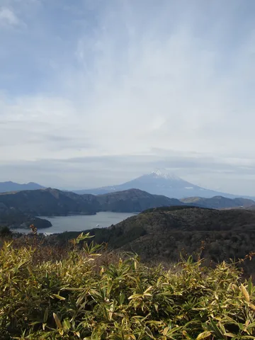 悠久の山々、静寂の湖畔