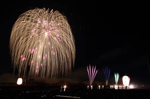 夜空に咲く金色の滝
