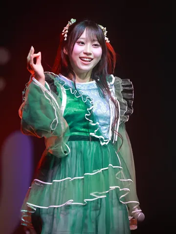 緑の妖精、ステージに舞う