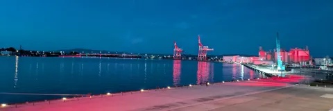 深い青と赤の港景
