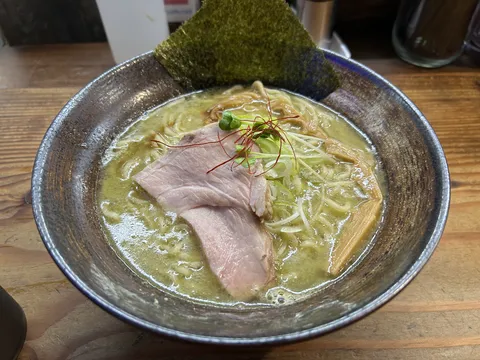 食欲そそる！緑スープのラーメン