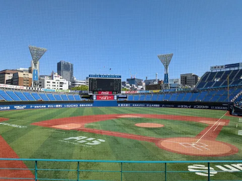 青空と野球場のコントラスト
