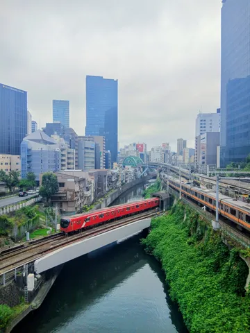 都会を彩る赤い列車と二重の線路