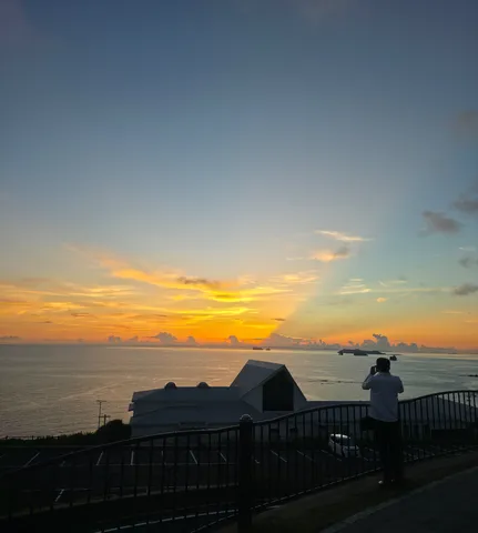 夕焼けと水平線、紳士のシルエット