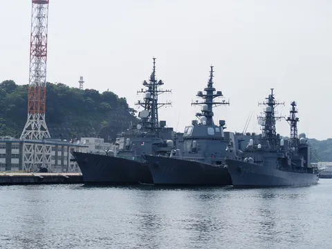 静かな港に並ぶ艦船群