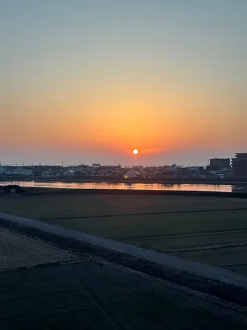 夕焼け、水田、そして街