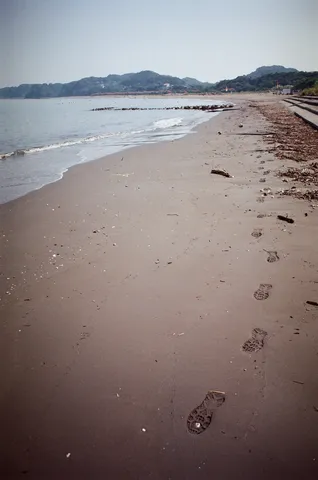 砂浜の足あとと静かな海