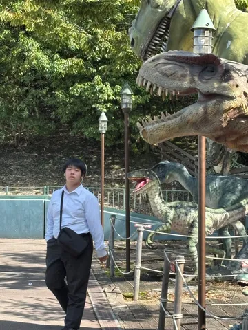 恐竜と少年、時空を超えた遭遇