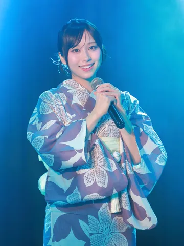 浴衣で歌う夏の少女
