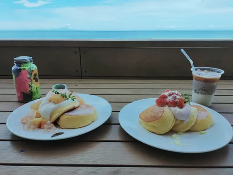 海を望むカフェでふわふわパンケーキ