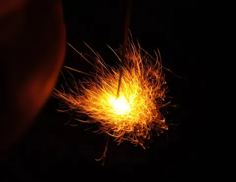 夜を染める火花の舞