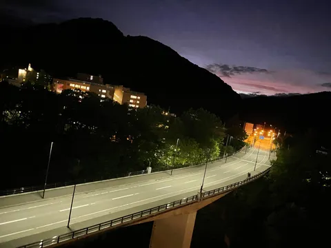 夜の橋と影絵の街角