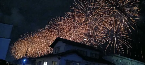 夜空に揺れる花火の記憶