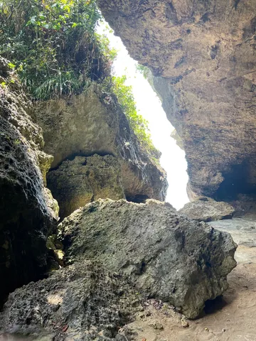 光が導く岩の通路