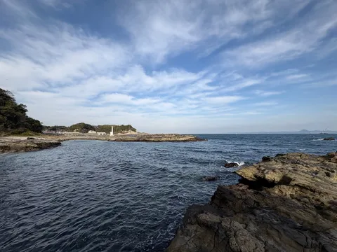 灯台と荒波のコントラスト
