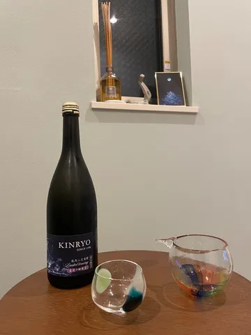 夜のテーブルに浮く色あそび