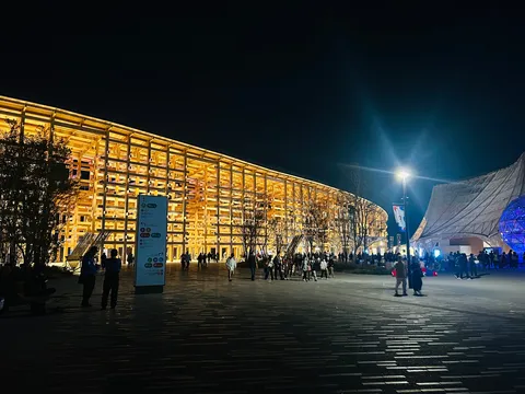 夜に浮かぶ光の建築　幻想的な空間