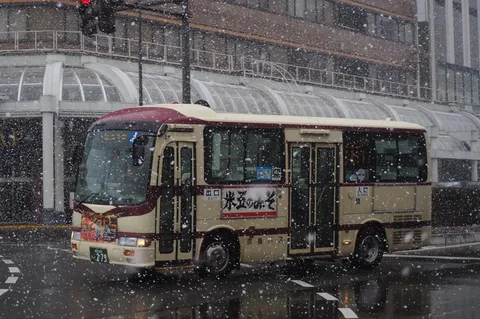 雪景色の温かなバス旅