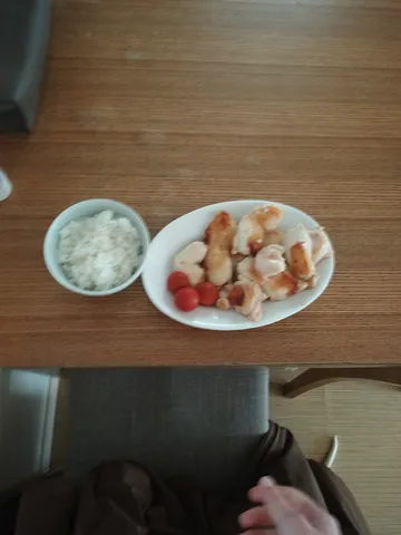 湯気立つ白米と温かな食卓