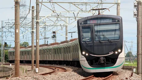 カーブを駆け抜ける最新鋭のtrain