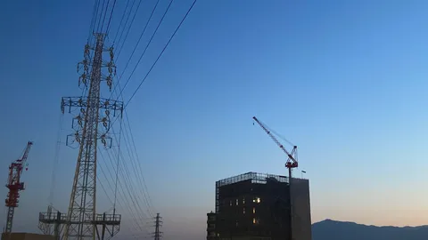 建設ラッシュと送電線の交錯
