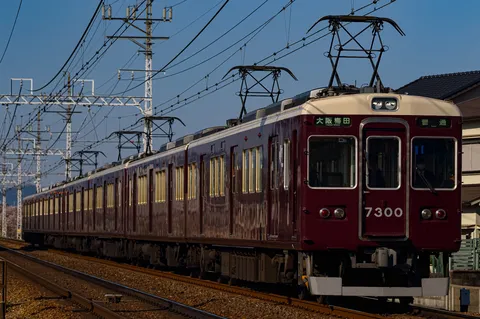 郷愁誘うマルーンの車両