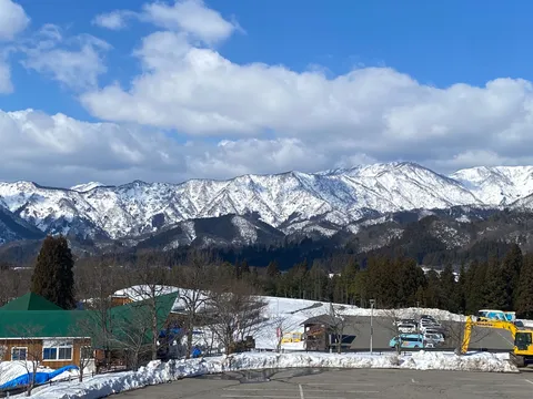 白雪の山並みと冬の静寂