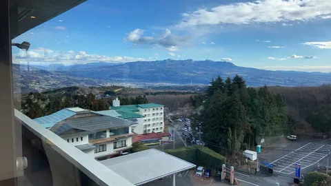 遥かな山並みとリゾートの休日