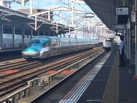 駅員と2世代車両の出会い
