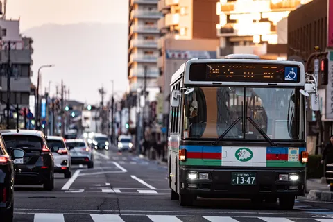 ちょっとドヤ顔？街の主役バス