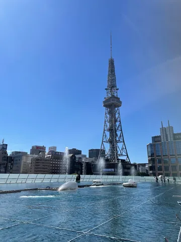青空とタワー、水辺の涼。